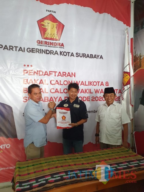 Awey ketika mendaftar di Partai Gerindra