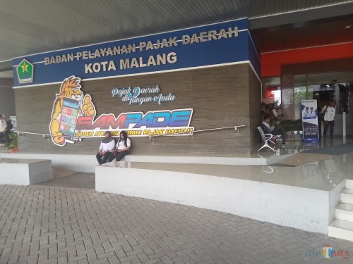 Situasi depan kantor BP2D, nampak fasilitas pegangan besi maupun jalur khusus untuk para difabel lewat (Anggara Sudiongko/MalangTIMES)