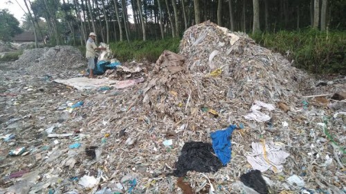Impor limbah sampah yang membanjiri Jawa Timur (Jatim) dan berdampak sangat buruk bagi lingkungan dan manusia (mongabay.co.id)