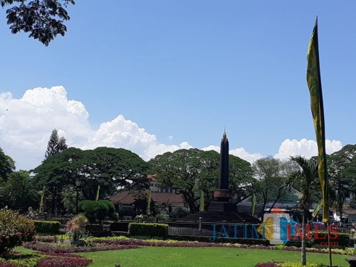 Kawasan Balaikota Malang yang banyak ditumbuhi pohon Trembesi terlihat sangat sejuk (Arifina)