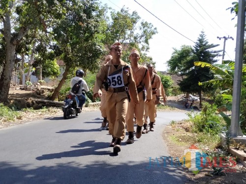 Para peserta berseragam pahlawan ikut napak tilas jejak Jendral Soedirman. (eko Arif s /JatimTimes)