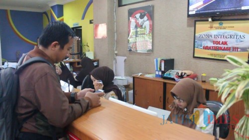 Petugas BP2D yang tengah melayani WP (Igoy/MalangTIMES)