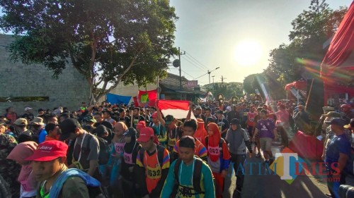 Tanamkan Patriotisme, 1.900 Peserta Ikuti Napak Tilas Jenderal Soedirman. (Foto: Bambang Setioko/JatimTIMES)