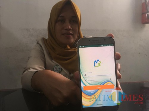 Kasubid Pembukuan dan Pelaporan Bapenda Kabupaten Malang, Nurul Hayati saat menunjukkan aplikasi Sipanji yang bisa diinstal melalui smartphone android (Foto : Ashaq Lupito / MalangTIMES)