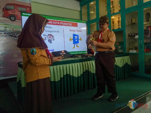 Dua orang siswa SD Islam Sabilillah praktik menyalakan lampu. (Foto: Imarotul Izzah/MalangTIMES)