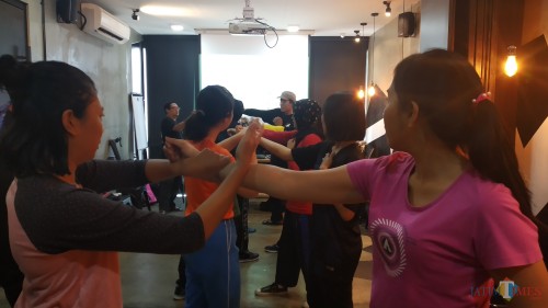 Para peserta seni bela diri Eskrima saat menghadiri sesi Woman Basic Self Defense with Eskrima (Pipit Anggraeni/MalangTIMES).