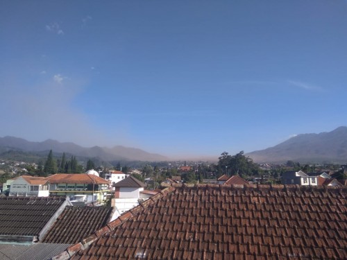 Debu atau tanah yang dibawa angin berada di langit Kecamatan Bumiaji, Minggu (17/11/2019) pagi. (Foto: istimewa)