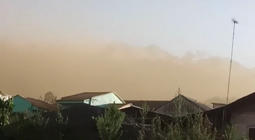 Debu atau tanah yang dibawa angin berada di langit Kecamatan Bumiaji, Minggu (17/11/2019) pagi. (Foto: istimewa)