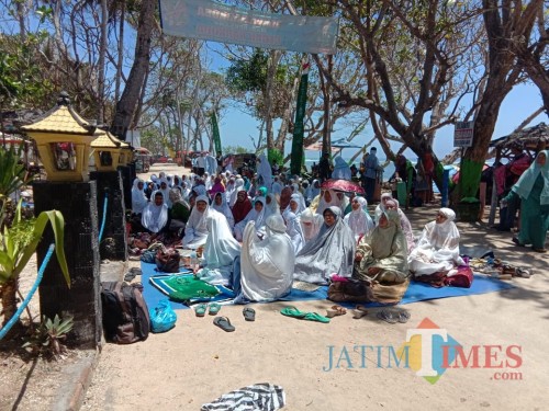 Kegiatan ibadah warga di sekitar pantai Balekambang, dimana ada harapan besar di lokasi itu terbangun masjid (PD Jasa Yasa for MalangTimes)