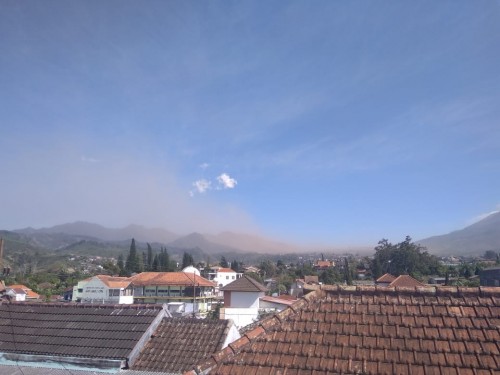 Kondisi angin bercampur tanah di Kecamatan Bumiaji, Minggu (17/11/2019) pagi. (Foto: istimewa)