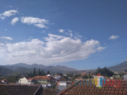 Kondisi angin bercampur tanah di Kecamatan Bumiaji, Minggu (17/11/2019) sore mereda. (Foto: istimewa)