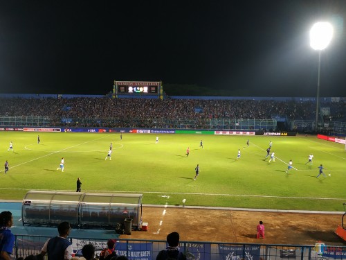 Suasana Aremania ketika memenuhi Stadion Kanjuruhan (Hendra Saputra)