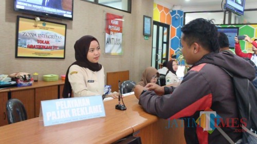 Petugas BP2D yang tengah melayani WP di kantor BP2D (Igoy/MalangTIMES)