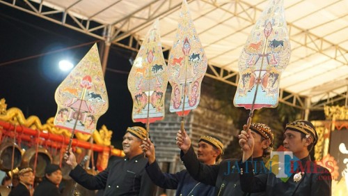 Empat dalang tampil dalam satu lakon di Candi Penataran peringati Hari Wayang Sedunia.(Foto : Malik Naharul/BlitarTIMES)