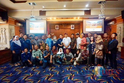 Humas Pemkot Batu Bersama Wartawan Kota Batu dan Humas Pemkot Denpasar saat berfoto bersama di kantor Wali Kota Denpasar beberapa saat lalu.