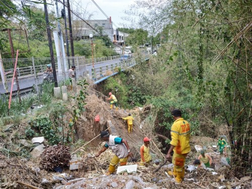 Petugas kebersihan DLH Kota Malang saat melakukan pembersihan di Jembatan Tidar (Hendra Saputra)