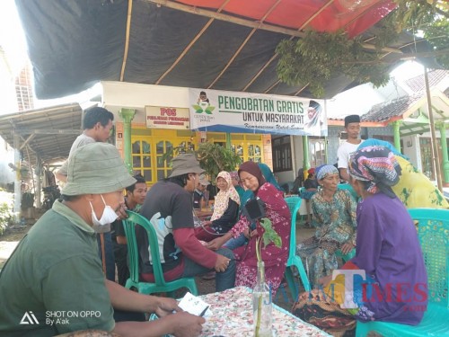 Pengobatan Gratis oleh Gusdurian di desa Papringan Klakah (Foto : Moch. R. Abdul Fatah / Jatim TIMES)