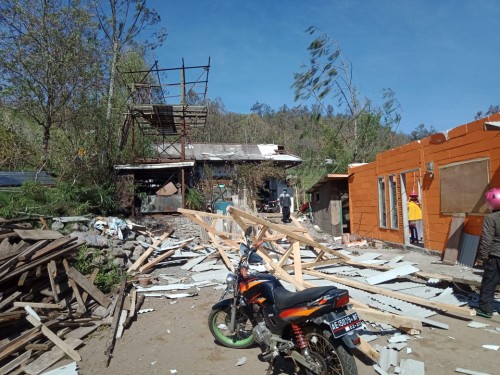 Rumah yang rusak saat angin kencang di Kecamatan Bumiaji, Minggu (17/11/2019). (Foto: istimewa)