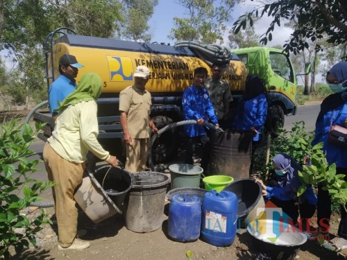 Salah satu kegiatan baksos bantu air bersih di desa Winong Kalidawir / Foto : Ani / Tulungagung TIMES