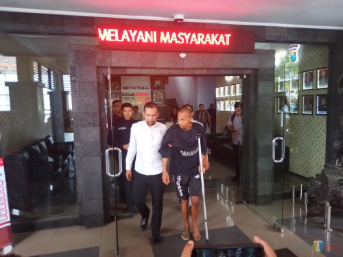 Pelaku yang nampak terpincang-pincang setelah ditembak petugas usai beraksi (Anggara Sudiongko/MalangTIMES)