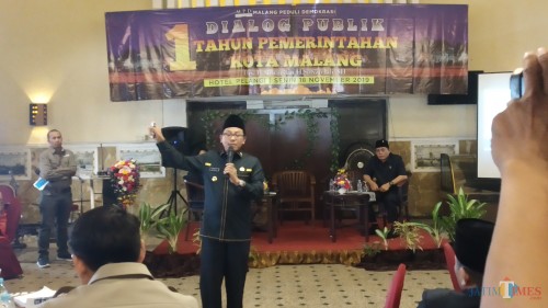 Wali Kota Malang Sutiaji (berdiri) saat menghadiri Dialog Publik Satu Tahun Pemerintahan Kota Malang (Pipit Anggraeni/MalangTIMES).