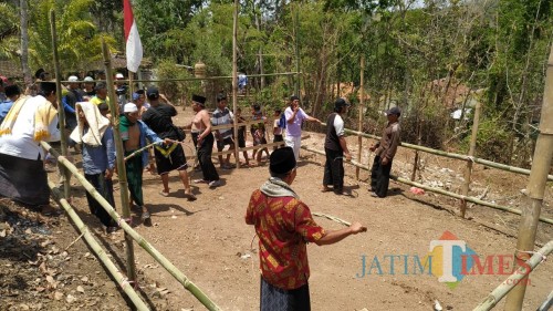 Warga Desa Mojo Kecamatan Mojo Kabupaten Kediri menggelar tradisi cambuk Tiban untuk mendatangkan hujan. (eko Arif s /JatimTimes)