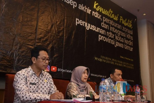 Asisten Perekonomian dan Pembangunan Setda Kota Kediri Enny Endarjati (tengah) saat membacakan sambutan Walikota Kediri. (eko Arif s /JatimTimes)