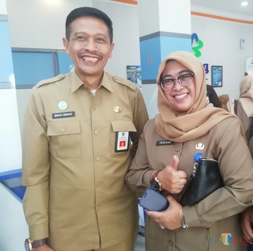 Kepala DPKPCK Kabupaten Malang Wahyu Hidayat (kiri) memberi apresiasi atas antusiasme peserta Sanitation Awards. (Nana)