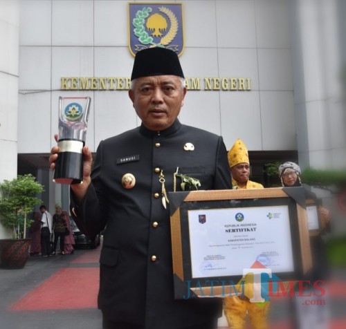Bupati Malang Sanusi setelah menerima penghargaan Swasti Saba Wiwerda sebagai Kabupaten Sehat (Humas for MalangTimes)