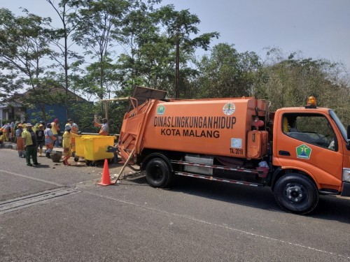 Pasukan kebersihan DLH Kota Malang saat melakukan pembersihan di wilayah Gadang. (Hendra Saputra)