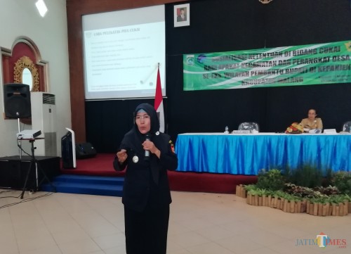 Kepala Seksi Penyuluhan dan Pelayanan Informasi Bebas Cukai Malang Surjaningsih saat memberikan materi kepada peserta (Nana)