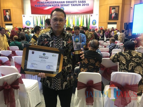 Kepala Dinas Kesehatan Kota Kediri Fauzan Adima saat menerima penghargaan oleh Kementerian Kesehatan. (ist)