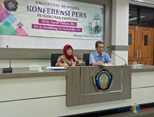 Prof Dr Ir Yayuk Yuliati MS, Profesor dalam bidang Ilmu Sosiologi Pertanian (kiri). (Foto: Imarotul Izzah/MalangTIMES)