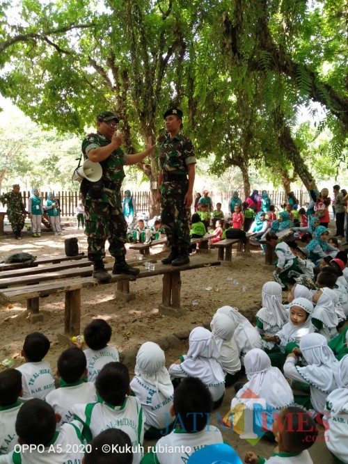 Keseruan outbound Koramil Sanankulon dan anak-anak TK di Kesambi Tress Park