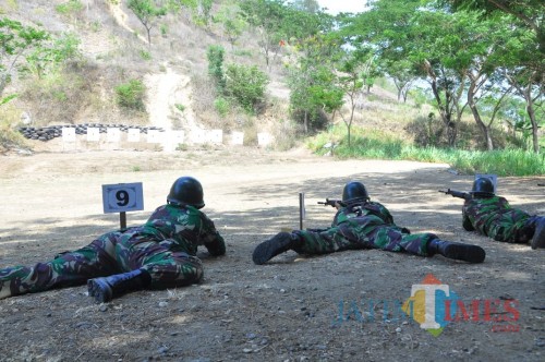 Prajurit Kodim 0808/Blitar latihan menembak