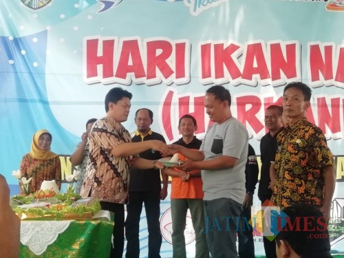Sekda Kabupaten Kediri Dede Sujana saat membuka acara kenduri ikan. (eko Arif s /JatimTimes)
