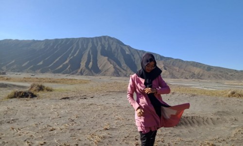 Wisatawan saat berswa foto di Nasional Bromo Tengger Semeru (TNBTS) (Foto: Istimewa)