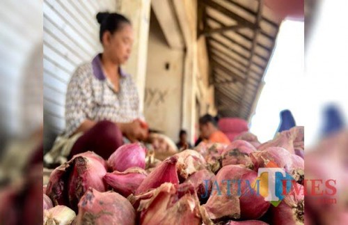 Bawang merah yang dijual di Pasar Kota Batu. (Foto: Irsya Richa/MalangTIMES)