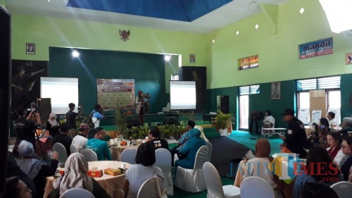 Bupati Jember saat memperkenalkan Desbumi kepada nara sumber Festival HAM dari mancanegara dan berbagai daerah di Indonesia (foto: Ayunkz / JatimTIMES)