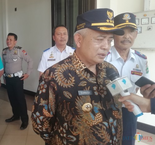 Bupati Malang Sanusi (kiri) memberikan target 2020 wilayah pasar yang semrawut dan membuat macet arus lalu lintas sudah bisa diatasi. (Nana)