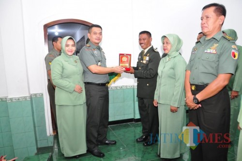 Dandim 0808/Blitar, Letkol Inf Kris Bianto memimpin upacara MPP dan pindah satuan
