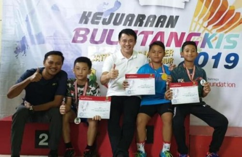 Dari kiri: pelatih kepala Nikko Steel Rizky Alan, Kenzie, Ketua PBSI Jawa Timur Oei Wijanarko Adi Mulya, Ibrahimovic dan Radit (istimewa)