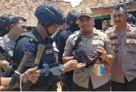 Kepolisian amankan senjata tajam dan pistol Pilkades Desa Bira Barat