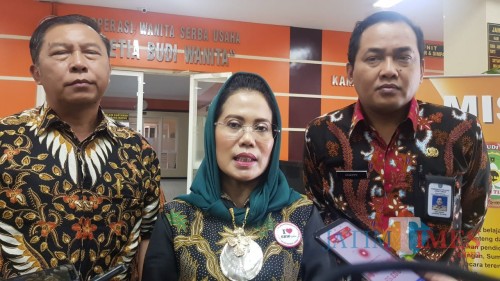 Ketua Koperasi SBW Malang Sri Untari (tengah) (Arifina Cahyanti Firdausi/MalangTIMES)