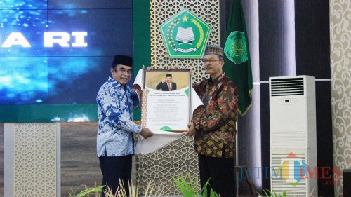 Menag Fachrul Razi menerima puisi gubahan Rektor UIN Malang Prof Haris. (Foto: Igoy/MalangTIMES)