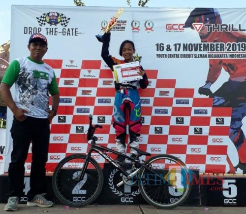 Rahma Alya Putri Nugroho saat berfoto di atas podium Kejuaraan Nasional (Kejurnas) GCC BMX Championship.
