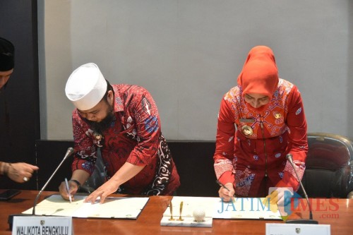 Wali Kota Bengkulu H Helmi Hasan bersama Bupati Jember dr Faida MMR saat penandatanganan kerja sama. (foto : izza / Jatim TIMES)