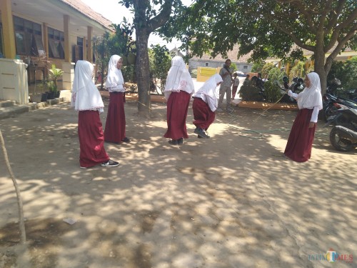 Sejumlah siswa SD di Jombang tampak mulai mengenakan seragam nasional. (Foto: Adi Rosul / JombangTIMES)