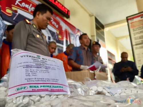 Barang bukti pil double L saat dirilis di Polres Batu, Jumat (5/4/2019). (Foto: Irsya Richa/MalangTIMES)