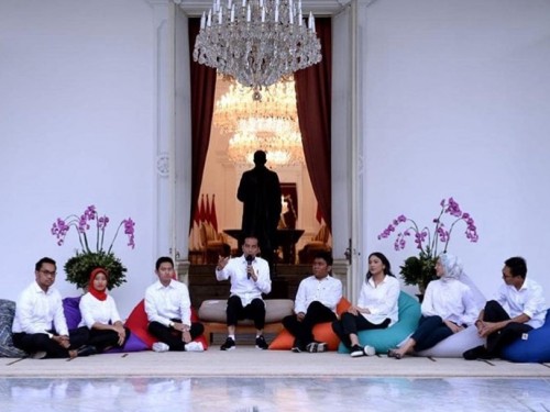 Jokowi saat mengenalkan 7 staf khusus